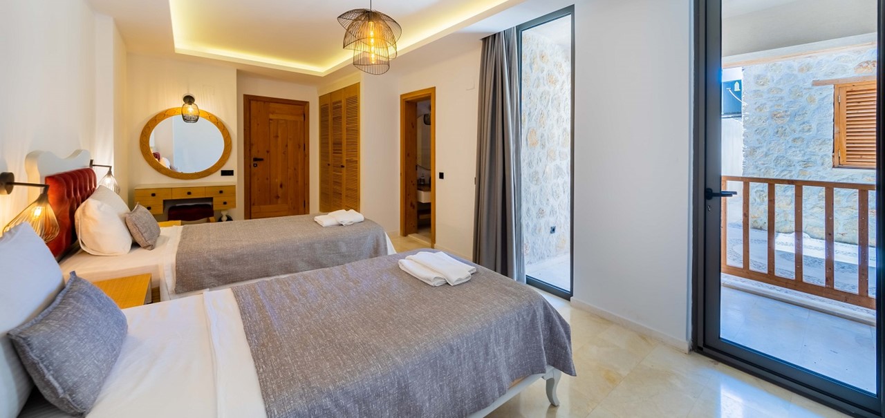 The Waters Edge Kalamar Kalkan 70